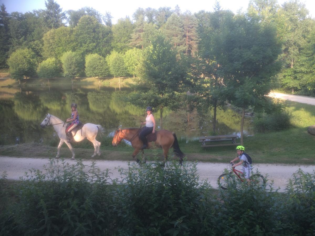 Camping Les Etoiles Saint-Sornin-Lavolps Exteriör bild